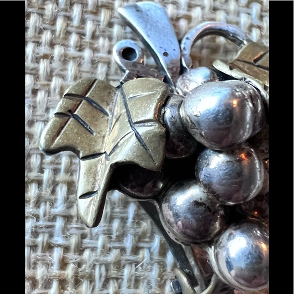 .925 sterling Taxco Mexico Solid Grapes Brooch & matching Earrings Vintage - Picture 11 of 12